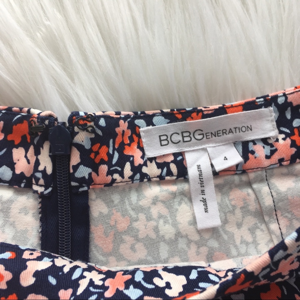 NWOT BCBGeneration Floral Pleated Front Shorts 4 S - Picture 8 of 8